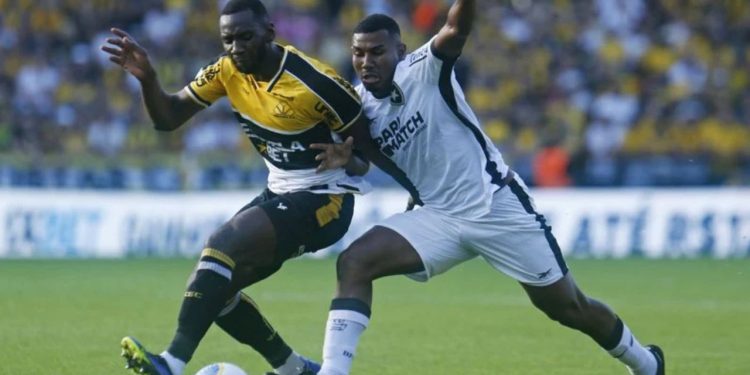 Criciúma decide no fim, vence e impede liderança do Botafogo no Brasileiro