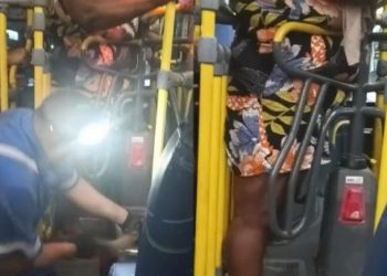 Regina Gonçalves, uma mulher de 48 anos, passou por uma situação constrangedora e dolorosa devido à falta de. Vídeo