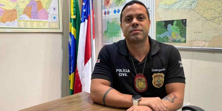 Ministério Público pede a prisão de delegado de Manaus que gravou vídeo debochando após ser solto da cadeia