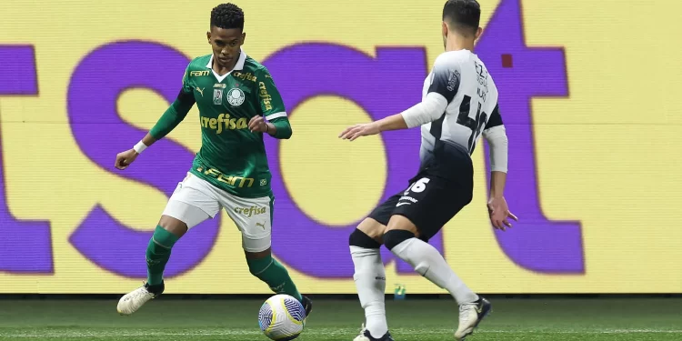 O Palmeiras venceu o Corinthians por 2 a 0 no clássico desta segunda-feira, válido pela 13ª rodada do. Palmeiras