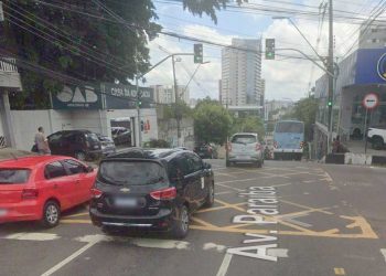 Condutores de veículos que trafegam pela avenida Umberto Calderaro Filho, no trecho entre a rua Salvador. Trecho da