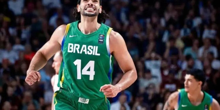 Brasil se classifica para Paris 2024 após vencer Letônia no basquete
