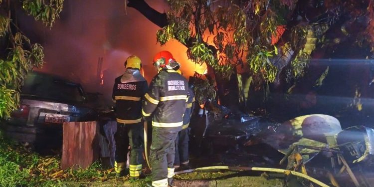 O Corpo de Bombeiros Militar do Amazonas (CBMAM) combateu, na madrugada desta quarta-feira (24), incêndio. Incêndio atinge