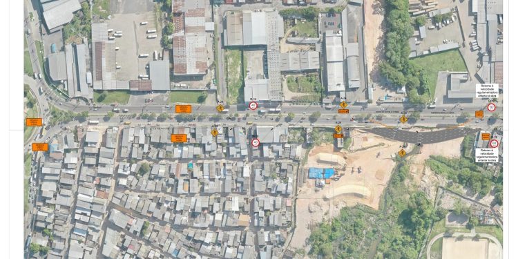 Os condutores de veículos que trafegam pela avenida Autaz Mirim, no sentido rotatória do Armando Mendes. Construção