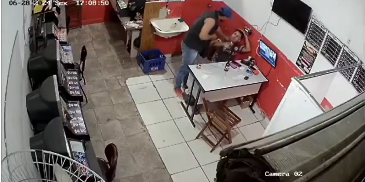 A Polícia Civil procura pelo policial penal Willian Lopes dos Santos, de 42 anos, suspeito de matar o. Jovem morto