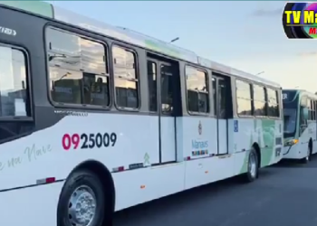 MELHORIAS: Prefeito de Manaus entrega 15 novos ônibus para a capital