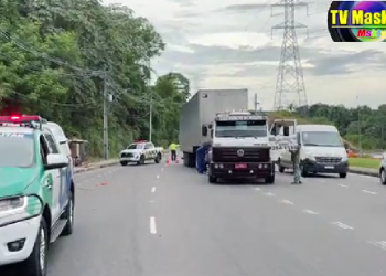 Urgente: Caminhão com tijolos derrapa e causa congestionamento na Av. das Flores