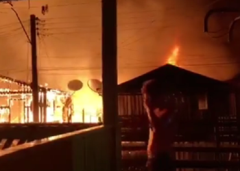 Grande incêndio destrói 13 casas e uma criança morre em Nhamundá no AM