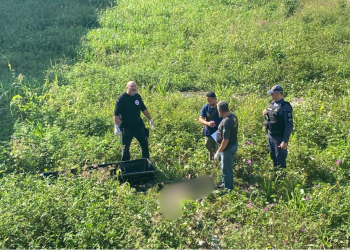 O corpo de um homem, ainda não identificado, foi encontrado por comerciantes na manhã desta quarta-feira. Vídeo: