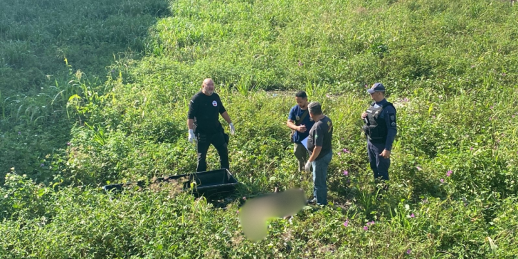 O corpo de um homem, ainda não identificado, foi encontrado por comerciantes na manhã desta quarta-feira. Vídeo: