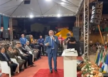 Um vídeo que mostra um pastor falando sobre autismo de maneira preconceituosa durante culto de igreja. Pastor diz