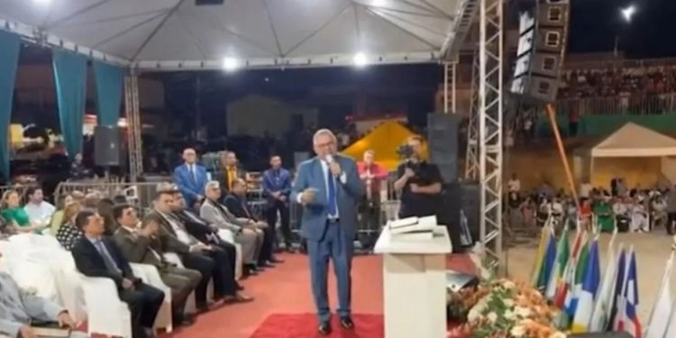 Um vídeo que mostra um pastor falando sobre autismo de maneira preconceituosa durante culto de igreja. Pastor diz