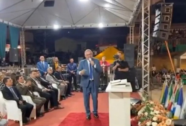 Um vídeo que mostra um pastor falando sobre autismo de maneira preconceituosa durante culto de igreja. Pastor diz