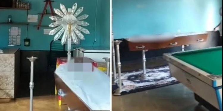 Com música e em um lugar um tanto inusitado, em um bar, o velório de Edilson Roberto da Silva, mais. Vídeo: