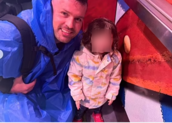 Christopher Scholtes, 37, foi preso e indiciado por assassinato após deixar a filha, de 2 anos, fechada. Menina de