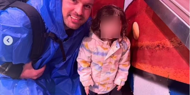 Christopher Scholtes, 37, foi preso e indiciado por assassinato após deixar a filha, de 2 anos, fechada. Menina de