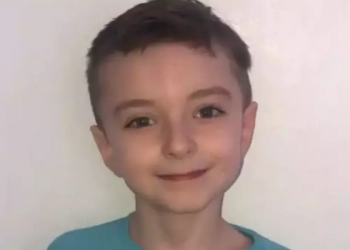 Jennifer Lee Wilson, de 48 anos, foi presa no último sábado (13), suspeita de matar o filho adotivo. Mulher de