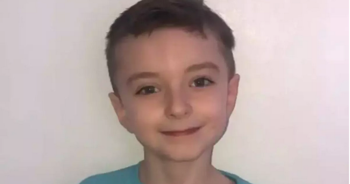 Jennifer Lee Wilson, de 48 anos, foi presa no último sábado (13), suspeita de matar o filho adotivo. Mulher de