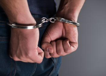 Um homem de 35 anos foi preso após roubar e agredir os próprios pais, 55 e 63 anos, na segunda feira. Para comprar