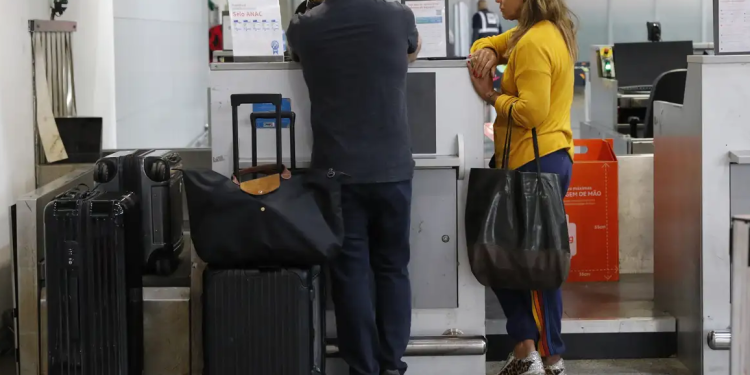 O Ministério de Portos e Aeroportos lançou nesta quarta-feira (24) a primeira fase do programa Voa. Aposentados