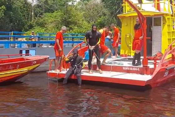 Buscas por vítimas após incêndio em embarcação continuam