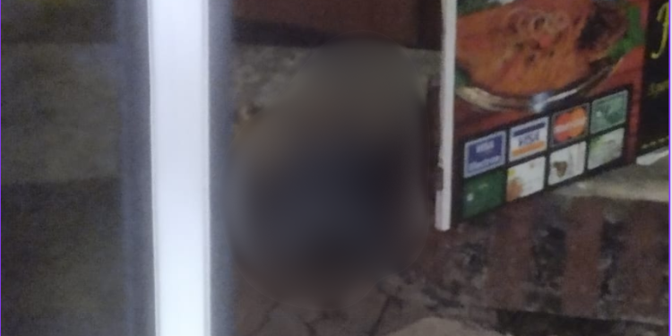 Um homem, ainda não identificado, foi encontrado morto na madrugada desta quarta-feira (31), na avenida. Populares