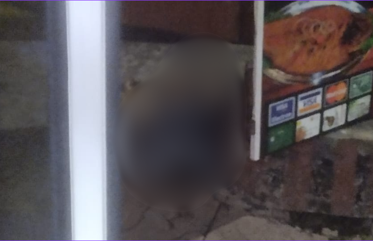 Um homem, ainda não identificado, foi encontrado morto na madrugada desta quarta-feira (31), na avenida. Populares