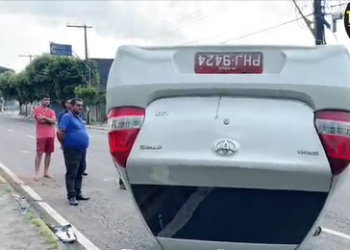 AGORA – Carro capota na avenida Djalma Batista