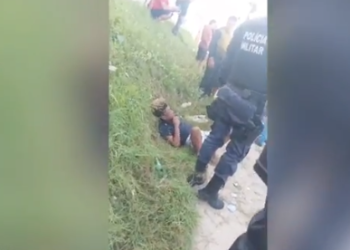 AO VIVO – Criminosos levam surra da população após assalto em ônibus