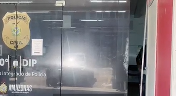 URGENTE – Bandidos invadem delegacia e roubam armas, algemas e TVs