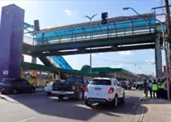 Prefeitura de Manaus instala semáforo para facilitar travessia de pedestres na Torquato Tapajós