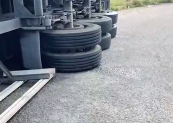 Eita, Manaus! Carreta tomba no retorno da av. das Flores