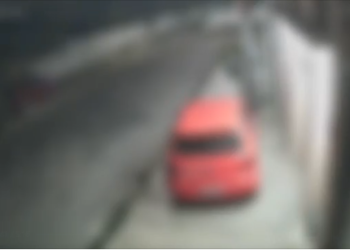 Motoqueiro é arremessado em acidente fatal em Manaus