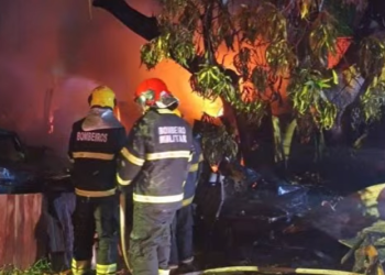 Fogo destrói casa no Tancredo Neves em Manaus