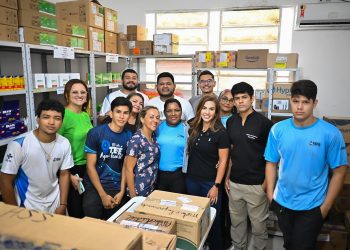Débora Menezes acompanha entrega de medicamentos para unidades de saúde de Tefé