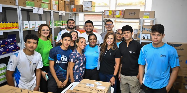 Débora Menezes acompanha entrega de medicamentos para unidades de saúde de Tefé