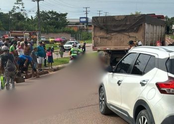 Um homem que não teve o nome divulgado morreu esmagado por uma carreta ao tentar atravessa a rua, na. Vídeo forte