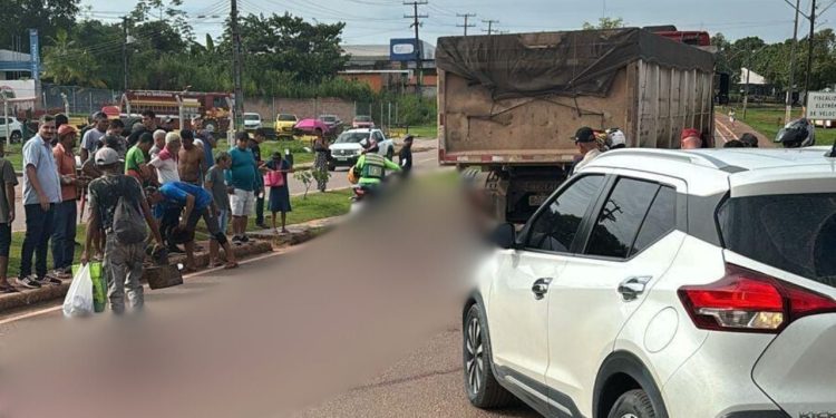 Um homem que não teve o nome divulgado morreu esmagado por uma carreta ao tentar atravessa a rua, na. Vídeo forte