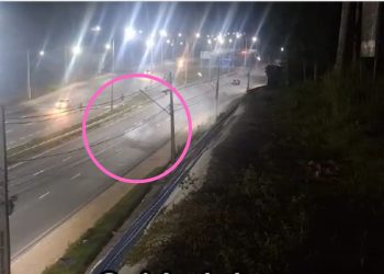 Um vídeo divulgado nas redes sociais mostra o momento em que criminosos jogam bomba caseira nos carros. Criminosos