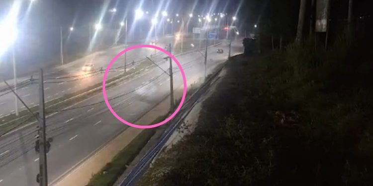 Um vídeo divulgado nas redes sociais mostra o momento em que criminosos jogam bomba caseira nos carros. Criminosos