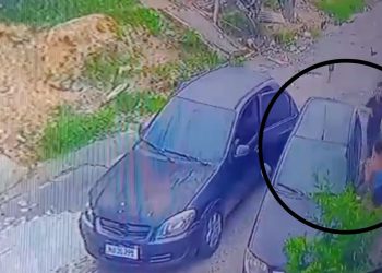 Câmeras de segurança registraram o exato momento em que uma mulher, que estava com uma criança, foi. Câmera