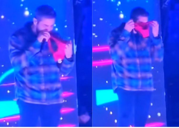 Henrique protagonizou uma cena inusitada durante um show na Expo Agro Jacareí, em São Paulo, no sábado. Henrique