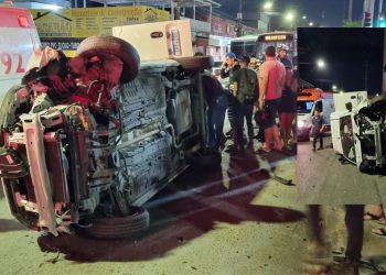 Um acidente envolvendo um carro modelo Fiorino de cor branca e uma motocicleta modelo Twister, de cor. Carro capota