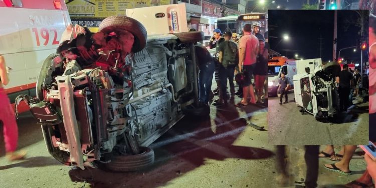 Um acidente envolvendo um carro modelo Fiorino de cor branca e uma motocicleta modelo Twister, de cor. Carro capota