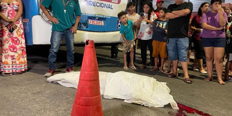 Patrick da Silva Pinheiro, 31 anos, morreu na noite desta terça-feira (9) ao ser atropelado por um ônibus. Vídeo forte