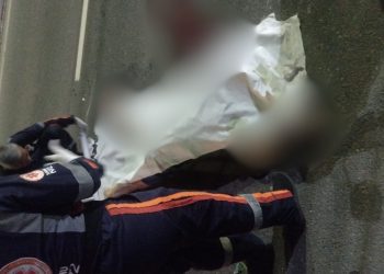 Um motociclista, que não teve o nome divulgado, morreu após bater no meio fio e cair violentamente no. Vídeo: