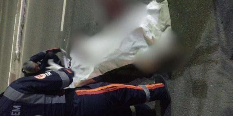 Um motociclista, que não teve o nome divulgado, morreu após bater no meio fio e cair violentamente no. Vídeo: