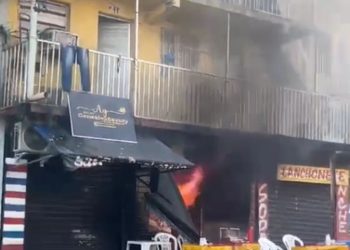 Um incêndio atingiu um restaurante de deixou populares assustados na manhã desta sexta-feira (22), na rua. Incêndio atinge