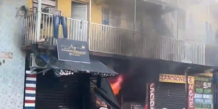 Um incêndio atingiu um restaurante de deixou populares assustados na manhã desta sexta-feira (22), na rua. Incêndio atinge