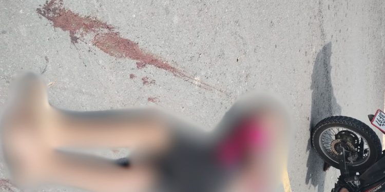 Com as mãos amarradas, um homem, ainda não identificado, foi encontrado baleado e agonizando no ramal. Baleado e